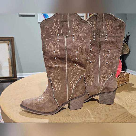 PIERRE DUMAS Faux Suede Tall Heeled Cowboy Boots. Taupe Brown/pearl Accents. 7.5 - Picture 14 of 16
